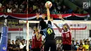 Tim Wahana Express Group (WEG) menahan bola pemain Voli AD (PBVAD) pada final turnamen Danjen Kopassus Open Volleyball Tournament, di GOR Nanggala, Minggu (08/4). WEG mengalahkan PB Voli AD (PBVAD) Putri, tiga set langsung. (Liputan6.com/Johan Tallo)