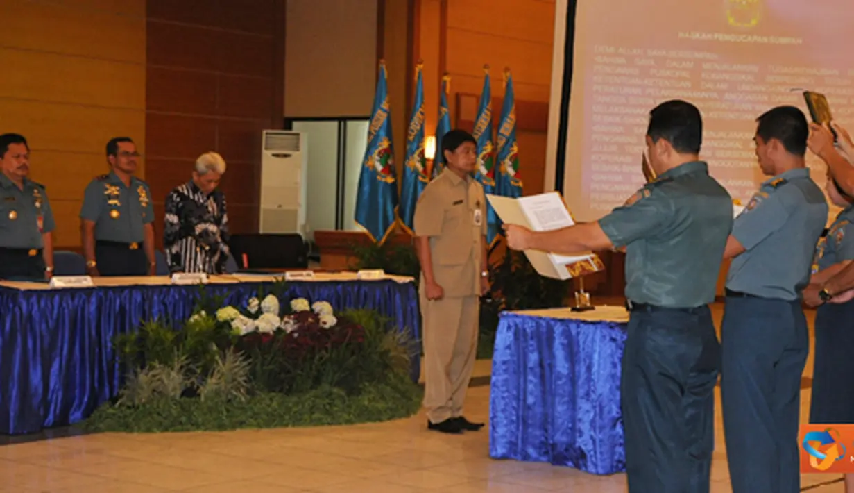 Citizen6, Surabaya: Kepala Dinas Koperasi &amp; Usaha Mikro Kecil Menengah (Kadinkop &amp; UMKM) Jawa Timur Moh. Hadiyanto, memberikan apresiasi atas kemajuan yang dicapai Pusat Koperasi Primer Angkatan Laut Kobangdikal dalam tahun buku 2011. (Pengirim: P