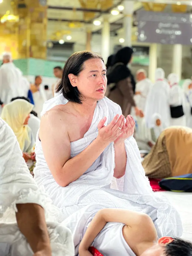 6 Potret Roger Danuarta dan Cut Meyriska Jalani Umrah, Khusyuk di Depan Ka'bah