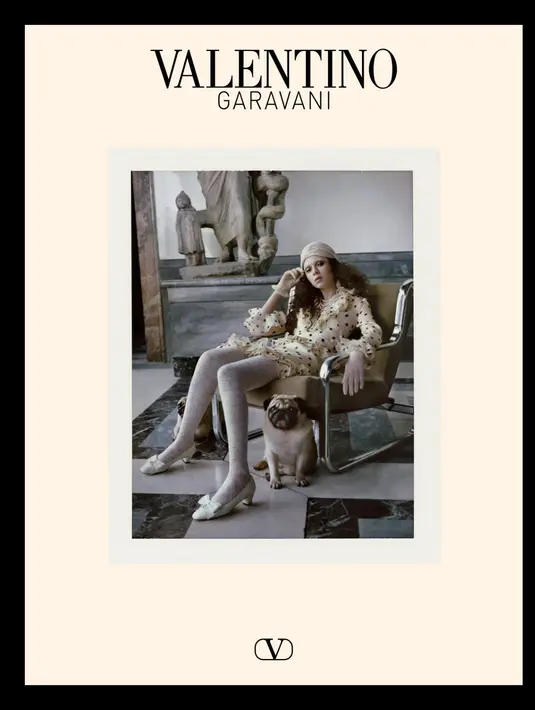 Film pendek yang menyertainya meningkatkan drama dan kemewahan, menggabungkan nuansa sinematografis vintage dengan Lacrimosa dari Requiem karya Mozart, sambil menampilkan detail cahaya yang memantul dari gelas kristal, anjing pug yang mengenakan kalung mutiara, dan kilasan hubungan romantis queer. [Dok/Valentino].