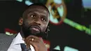 Bek tengah asal Jerman Antonio Rudiger mengadakan konferensi pers selama perkenalan resminya sebagai pemain baru Real Madrid, di Ciudad Real Madrid di Valdebebas, pada 20 Juni 2022. Real Madrid memperkenalkan Antonio Rudiger sebagai rekrutan anyar di bursa transfer musim panas ini. (JAVIER SORIANO / AFP)