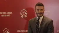 Dalam rangka membantu pengembangan sepakbola di Indonesia, Ambassador Global AIA, David Beckham menggelar sepak bola untuk negeri bersama AIA di Hotel Rafless, Jakarta, Senin (26/3/2018). (Bola.com/Reza Bachtiar)