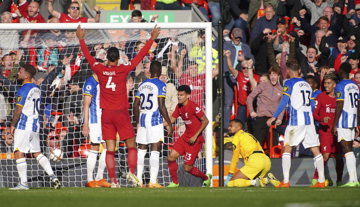 Liverpool berbalik unggul pada menit ke-63. Gol ketiga The Reds tercipta melalui gol bunuh diri bek Brighton, Adam Webster saat berusaha menghalau tendangan sudut yang dilepaskan Trent Alexander-Arnold. (PA via AP/Peter Byrne)