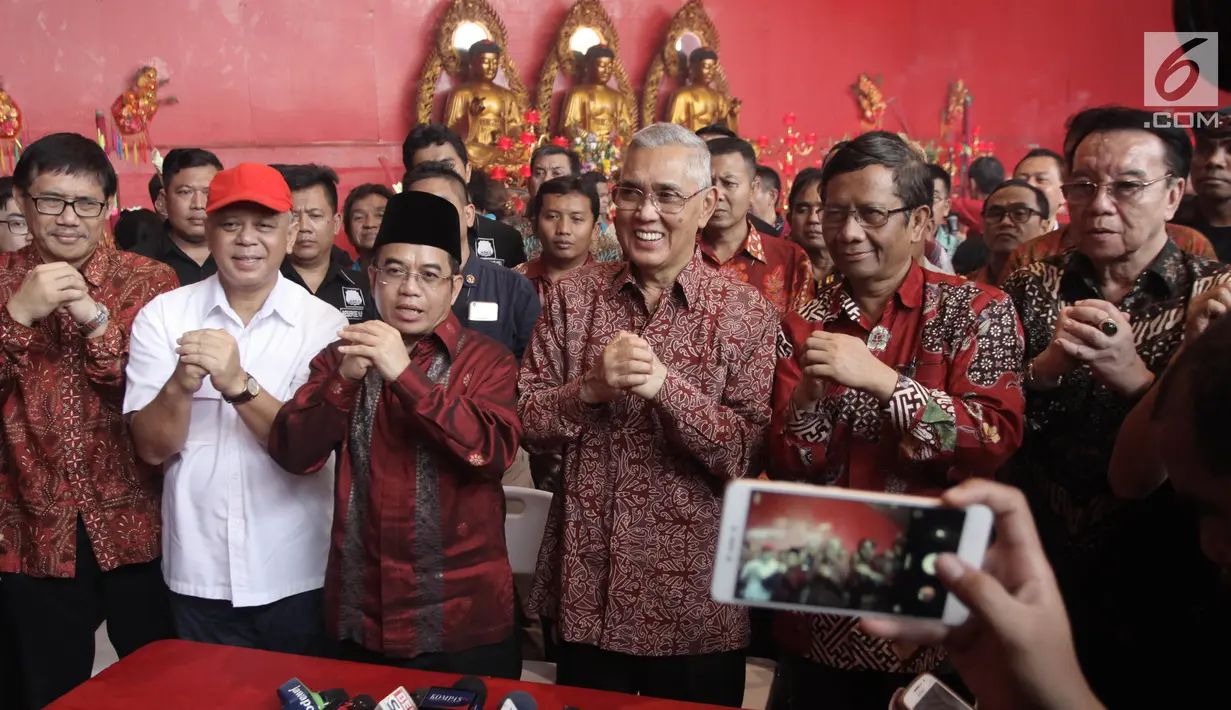 Ketua UKP PIP, Yudi Latief bersama Wakil Presiden keenam RI Try Sutrisno, mantan Ketua Mahkamah Konstitusi Mahfud MD berpose salam etnis Tionghoa saat mendatangi Vihara Dharma Bakti di kawasan Glodok, Jakarta, Jumat (16/2). (Liputan6.com/Arya Manggala)