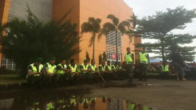 Pengamanan di Stadion Pakansari