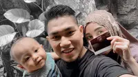 Rizal Armada dan istri asuh anak (Sumber: Instagram/rizalarmada)