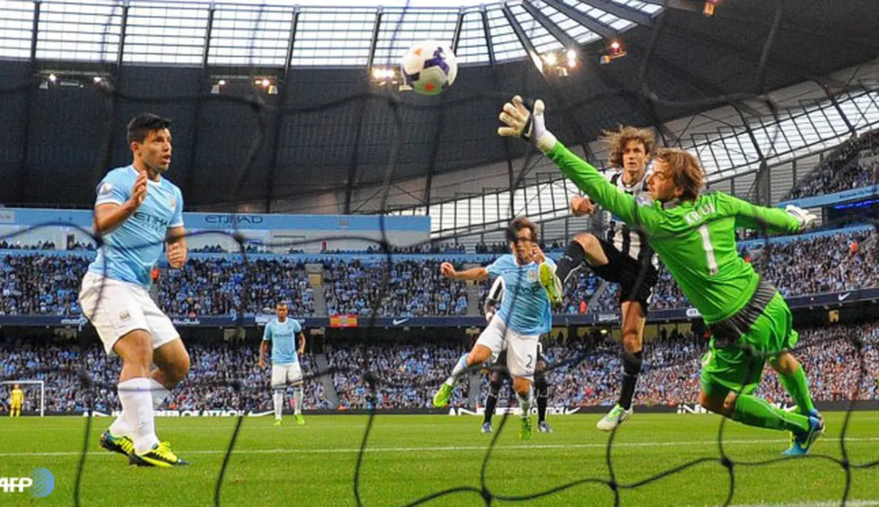 David Silva mencetak gol pembuka bagi Manchester City pada laga Liga Premier Inggris antara Manchester City dan Newcastle United di Etihad Stadium, Selasa (20 Agustus 2013) (AFP/Andrew Yates)