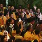 Presiden RI Joko Widodo atau Jokowi menyapa kader saat tiba di pelantikan DPP Hanura tahun 2016 - 2020 di Sentul International Convention Centre, Bogor, Rabu (22/02). (Liputan6.com/Johan Tallo)