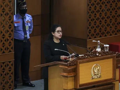 Ketua DPR Puan Maharani berpidato dalam Rapat Paripurna Penutupan Masa Sidang II yang digelar secara virtual maupun fisik di Gedung Nusantara II, Jakarta, Jumat (11/12/2020). Rapat tersebut beragendakan pidato penutupan Ketua DPR Puan Maharani. (Liputan6.com/Johan Tallo)