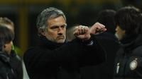Pada Februari 2010, Jose Mourinho didenda 40.000 euro dan 3 kali larangan mendampingi pemain akibat memberi kode tangan diborgol karena kecewa Walter Samuel dan Ivan Cordoba dikartu merah wasit saat Inter Milan melawan Sampdoria. (www.squawka.com)