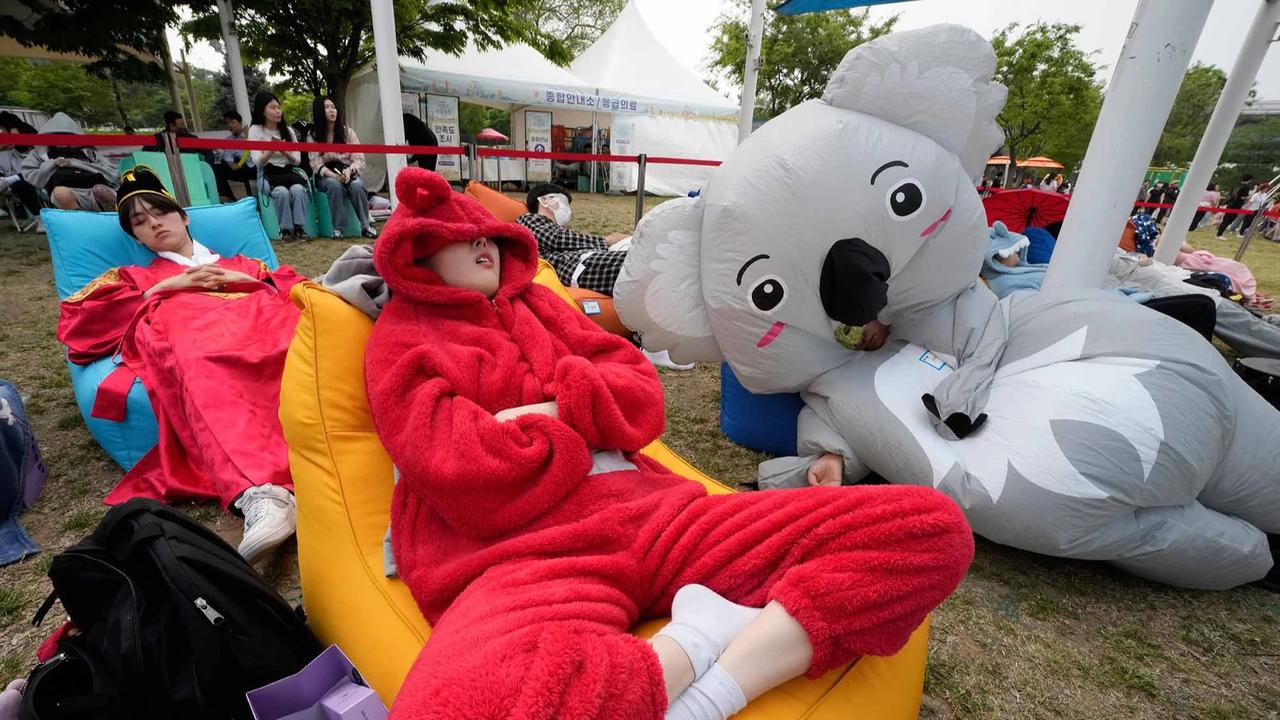FOTO: Ratusan Warga Seoul Ikuti Kompetisi Tidur Siang di Tepi Sungai Han