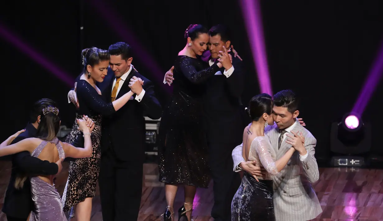 Pasangan penari tanggo menunjukkan kebolehan mereka saat bersaing dalam Kejuaraan Dunia Tari Tango di Buenos Aires, Argentina, Selasa (20/8/2019). Kompetisi tahunan ini dihadiri peserta dari berbagai negara. (AP Photo/Natacha Pisarenko)