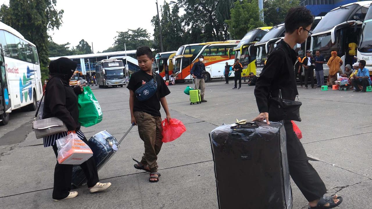 FOTO: Lonjakan Arus Balik Pemudik  di Terminal Kampung Rambutan