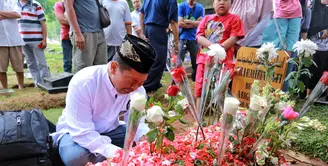 Pria asal Surabaya Djalal yang sempat membuat kontroversi saat Julia Perez berjuang melawan penyakit kanker muncul di pemakaman. Ia megungkapkan kesediannya saat menciptakan lagu Selamat Jalan Jupe. (Adrian Putra/Bintang.com)