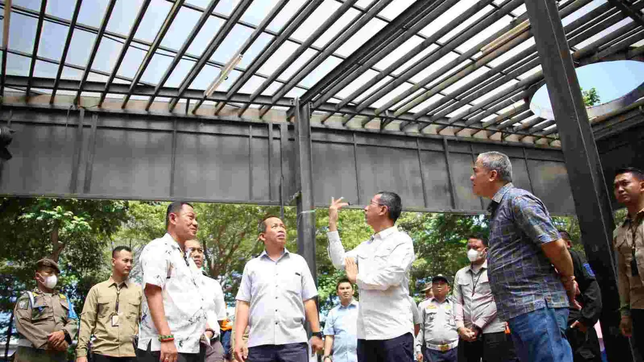 Penjabat (Pj) Gubernur DKI Jakarta, Heru Budi Hartono meninjau Ruang Terbuka Hijau (RTH) Kalijodo