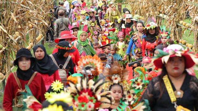 Fashion show dari tanaman, sayuran dan buah dari karnaval holtikultura. (Istimewa)