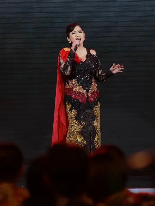 Menurut Vina Panduwinata atau yang akrap dipanggil tante Ina ini hari pahlawan mengingatkan kita kepada orang-orang yang melakukan sesuatu untuk kita. (Galih W. Satria/Bintang.com)