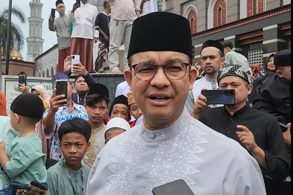 Anies Baswedan usai melaksanakan salat jumat di Masjid Dian Al Mahri, Limo, Depok. (Liputan6.com/Dicky Agung Prihanto)