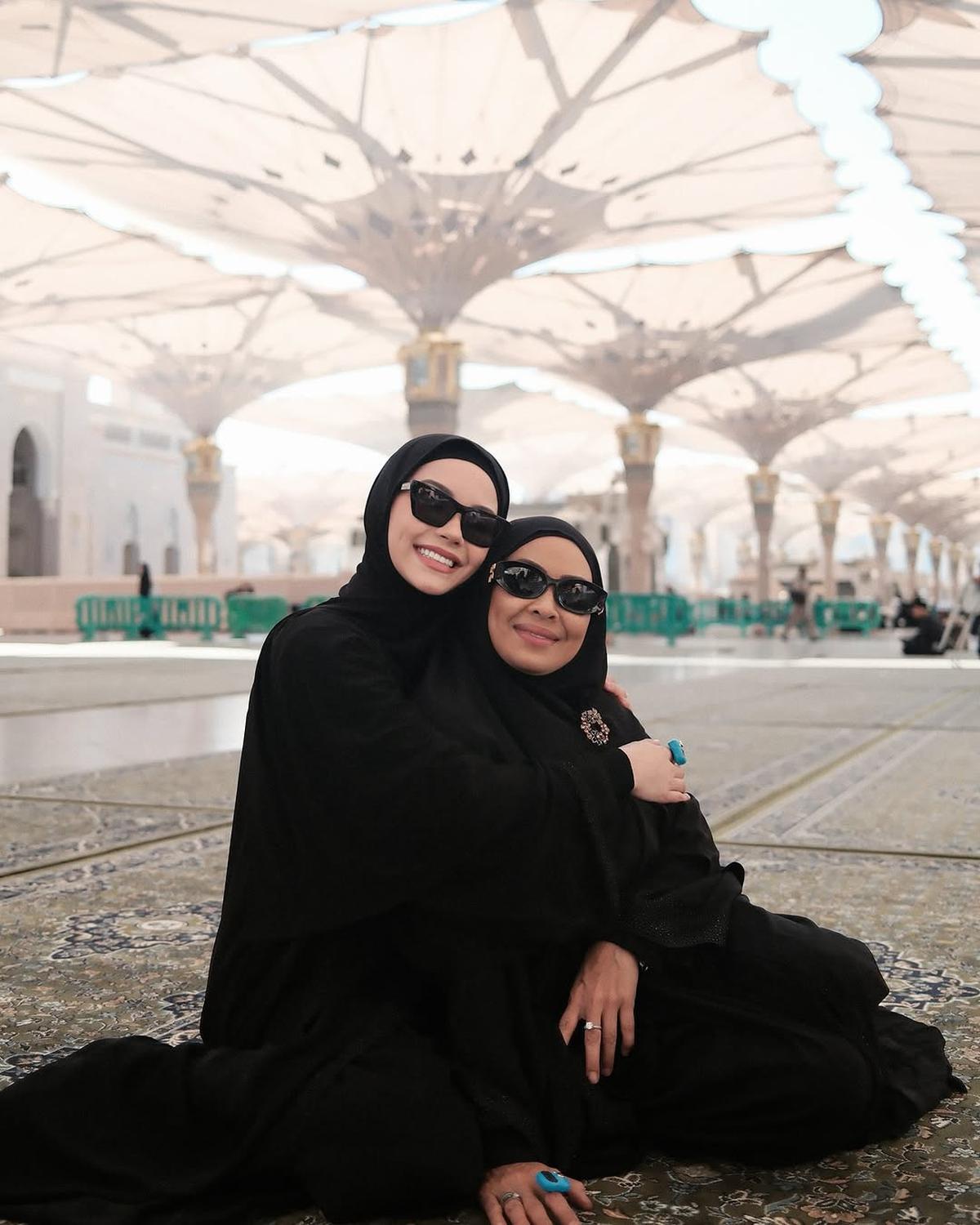 Momen Alyssa Daguise Umrah Bersama Ibu, Kompak dengan Warna Outfit Hitam yang Memesona