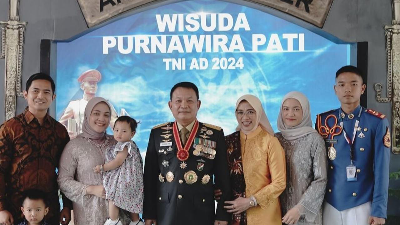 Potret Jenderal Dudung Bareng Keluarga di Acara Wisuda Purnawira Pati TNI AD, Putranya yang Taruna Akmil Bikin Salfok