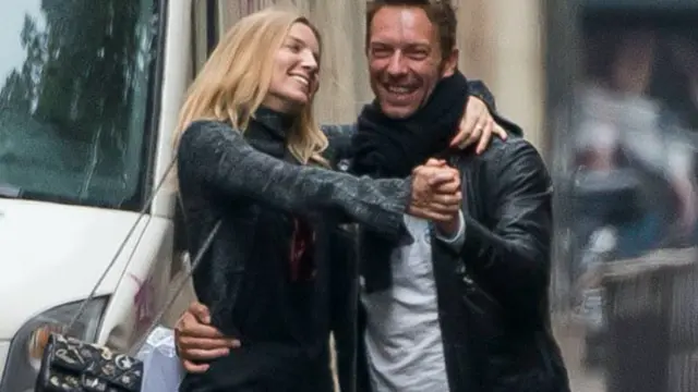 Chris Martin Berciuman Mesra dengan Kekasih Baru di Paris