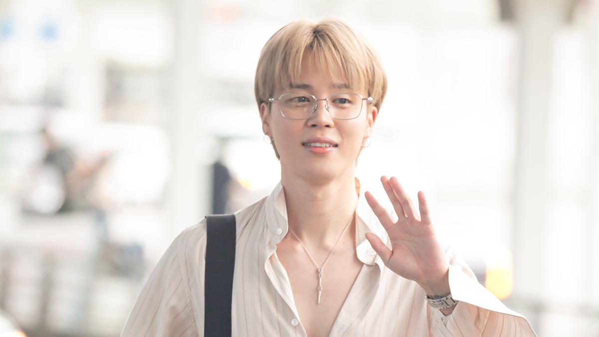 Airport Look Jimin BTS yang Bakal Hadiri Paris Fashion Week dengan Tas Terbaru dari Dior