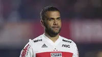 Ekspresi Dani Alves  saat diperkenalkan sebagai bek baru Sao Paulo di stadion Morumbi, Brasil (6/8/2019). Mantan pemain Barcelona dan Juventus berusia 36 tahun ini dikontrak selama tiga musim, atau hingga 2022. (AP Photo/Andre Penner)