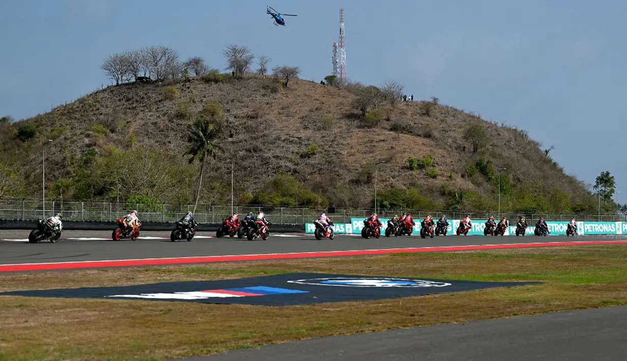 Francesco Bagnaia sukses merebut podium juara usai finis sebagai yang terdepan dengan catatan waktu 41 menit 20.293 detik dalam balapan MotoGP Mandalika 2023. (SONNY TUMBELAKA/AFP)