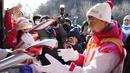 Selebriti Hong Kong Jackie Chan menerima obor Olimpiade Musim Dingin 2022 setelah mengambil bagian dalam estafet obor di Tembok Besar Badaling di pinggiran Beijing, Cina, Kamis, 3 Februari 2022. (AP/Ng Han Guan)