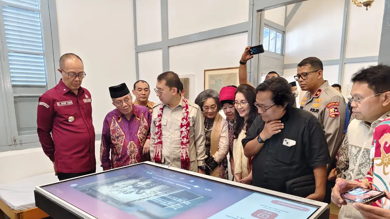 Menbud dan Putri Sutan Sjahrir di Rumah Pengasingan Hatta-Sjahrir di Sukabumi