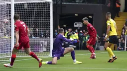 Liverpool unggul dua gol pada menit ke-37. Roberto Firmino berhasi memanfaatkan umpan tarik yag dilepaskan James Milner di depan gawang Watford. (PA via AP/Tess Derry)