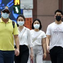 Sejumlah warga mengenakan masker untuk membantu melindungi diri dari penyebaran virus corona COVID-19 di Taipei, Taiwan, Senin (12/7/2021). Kasus COVID-19 di Taiwan naik ke level tiga. (AP Photo/Chiang Ying-ying)