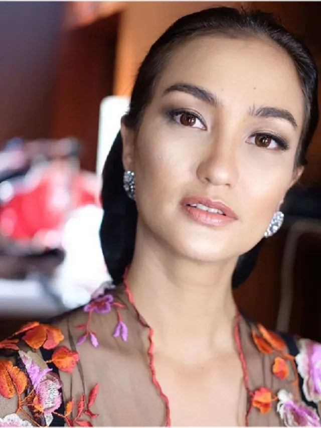 [Bintang] Pakai Kebaya Lebih Elegan dengan Makeup Andalan Atiqah Hasiholan Ini