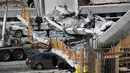 Tim Penyelamatan Kebakaran Miami-Dade Fire dan unit penyelamatan lainnya berusaha mengevakuasi korban runtuhnya jembatan pejalan kaki di Miami, Florida (15/3). Beberapa orang dilaporkan tewas dalam insiden ini. (Joe Raedle / Getty Images / AFP)