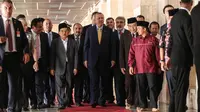 Wakil Jusuf Kalla dan Presiden Turki Reccep Tayyip Erdogan berjalan bersama usai Shalat Jumat di Mesjid Istiqlal, Jakarta, Jumat (31/7/2015). Erdogan berada di Indonesia selama tiga hari dalam rangka kunjungan kenegaraan. (Liputan6.com/Faizal Fanani)
