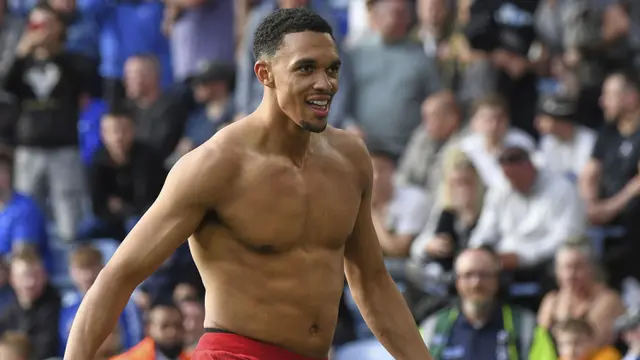 Foto: Gol Kaki Kiri Pertama Trent Alexander-Arnold Bawa Liverpool Selangkah Lagi ke Gelar Juara Liga Inggris