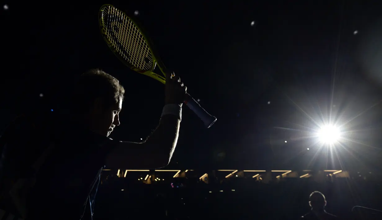 Siluet petenis Prancis, Richard Gasquet, saat memasuki lapangan sebelum bertanding melawan Andy Murray dalam turnamen tenis ATP World Tour Masters 1000 di Paris, Prancis, (6/11/2015). (AFP Photo/Miguel Medina)