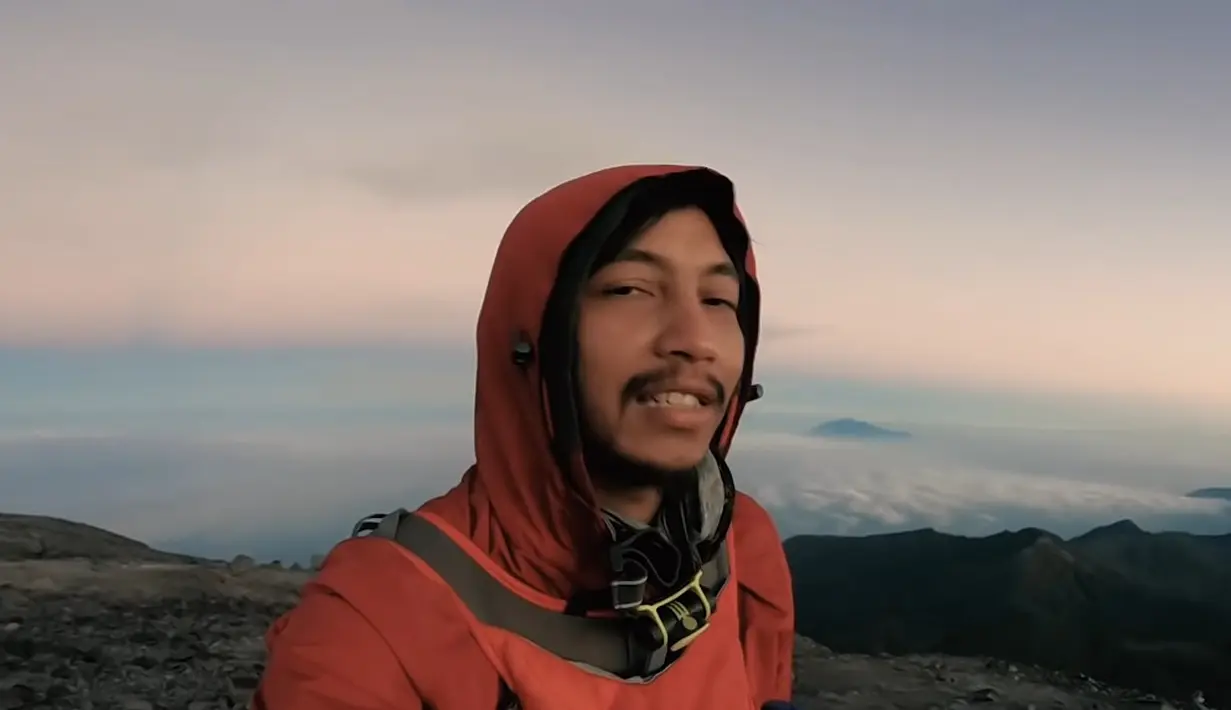 Semangat yang sama juga membawa Fiersa naik gunung hingga ke atap Pulau Jawa, Gunung Semeru. Pendakian ini bukan hanya soal menaklukkan ketinggian, tetapi juga menemukan makna persahabatan dan ketangguhan. (Liputan6.com/Youtube/FiersaBesari)