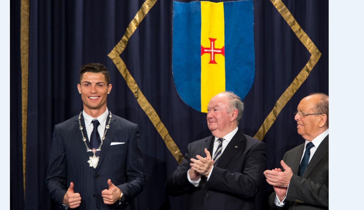 Cristiano Ronaldo mendapat penghargaan Medal of Merit dari Pemerintah Madeira di Funchal, Madeira, Portugal, 21 Desember 2014. (AFP/Gregorio Cunha)