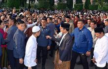 VIDEO: Menengok Gaya Presiden Jokowi Bersarung Batik Resapi Gema Takbir Salat Iduladha