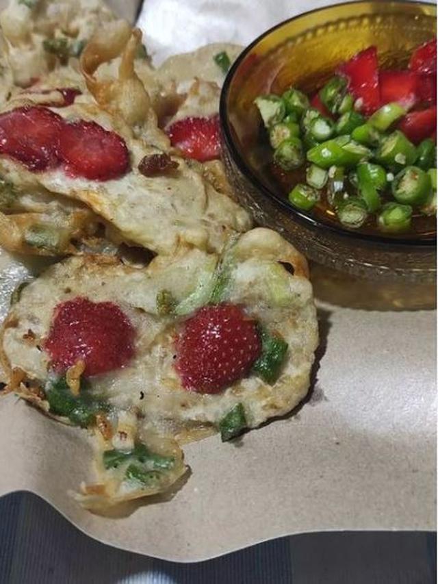 6 Potret Makanan Topping Stroberi Ini Nyeleneh Banget, Kocak