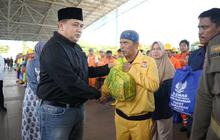 Wali Kota Makassar Serahkan 7.100 Paket Lebaran Makassar untuk Satgas Kebersihan
