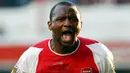 Rival seteru Keane, Patrick Vieira dikenal sebagai gelandang bertahan dengan sifat petarung. Tak heran jika dirinya juga sering diganjar kartu merah oleh wasit. Selama 15 tahun (1996-2011) berkarier di Liga Inggris, Vieira telah mengoleksi 8 kartu merah. (AFP/Nicolas Asfouri)