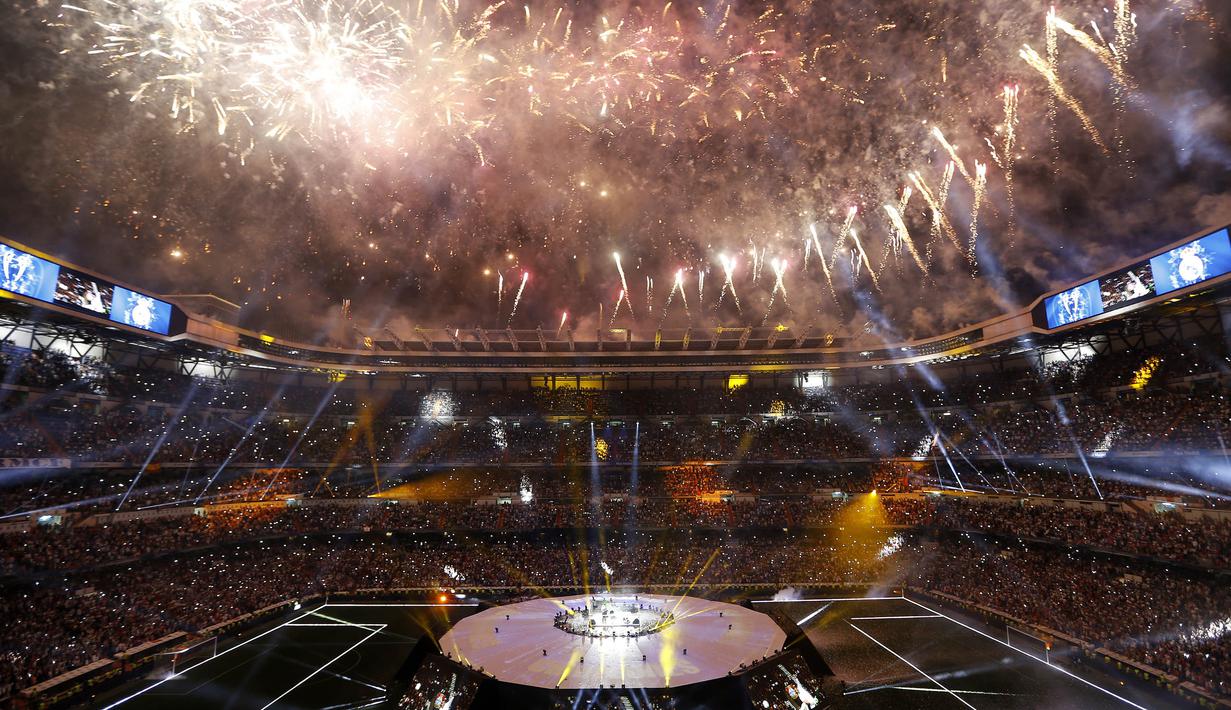 Suasana Stadion Santiago Bernabeu saat merayakan keberhasilan Real Madrid raih gelar ke-12 Liga Champions di Madrid, Spanyol (04/06/2017). Real Madrid menjadi juara usai mengalahkan Juventus 4-1. (AP/Francisco Seco)