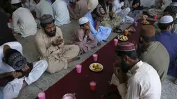 Sejumlah umat Muslim berdoa sebelum berbuka puasa selama bulan suci Ramadhan di sebuah masjid, di Lahore, Pakistan, Rabu (14/4/2021). Bulan Ramadhan ditandai dengan berpuasa setiap hari dari fajar hingga matahari terbenam. (AP Photo/K.M. Chaudary)