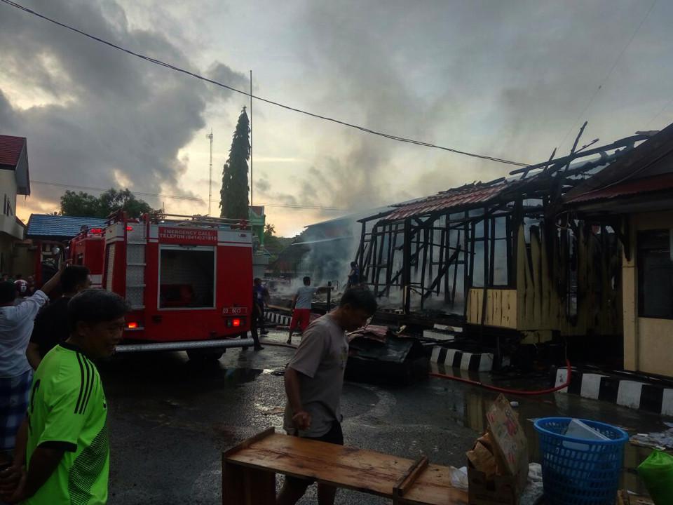 Kebakaran melanda Markas Kepolisian Resor (Mapolres) Kepulauan Selayar, Sulawesi Selatan, Rabu (18/10/2017) subuh. (Liputan6.com/Eka Hakim)