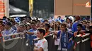 Sebuah Pemandangan yang menarik terlihat beberapa fans Chelsea menggunakan Blangkon yang merupakan salah satu ciri budaya Indonesia.(Liputan6.com/Helmi Fithriansyah)
