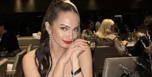 Tampil di Paris dalam sebuah gelaran spesial, Enzy Storia terlihat begitu memukau. [Foto: Instagram/ Enzy Storia]