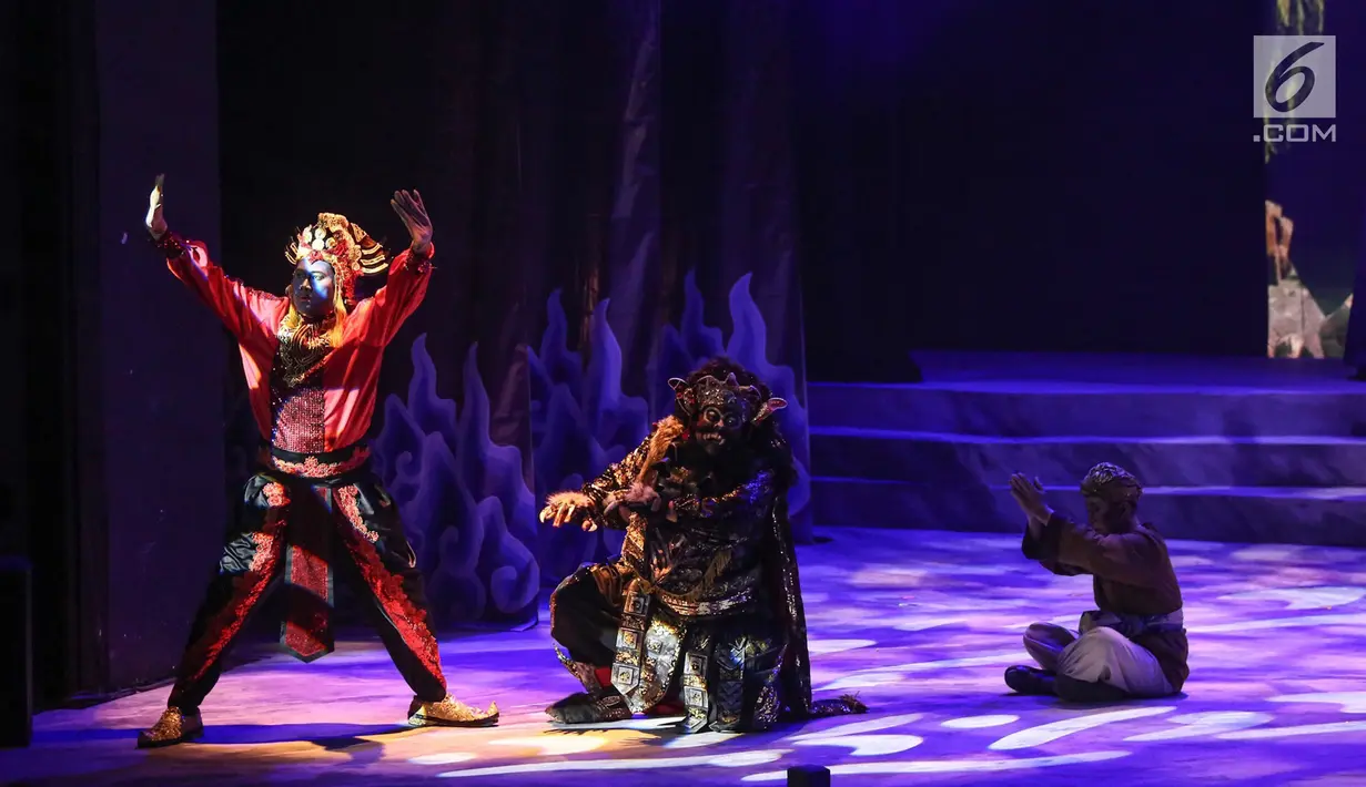 Sejumlah pemain Teater Koma mementaskan Goro-Goro: Mahabarata 2 di Graha Bhakti Budaya, Taman Ismail Marzuki, Jakarta, Rabu (24/7/2019). Lakon tersebut merupakan produksi ke 158 Teater Koma yang berlangsung hingga tanggal 4 Agustus 2019. (Liputan6.com/Fery Pradolo)