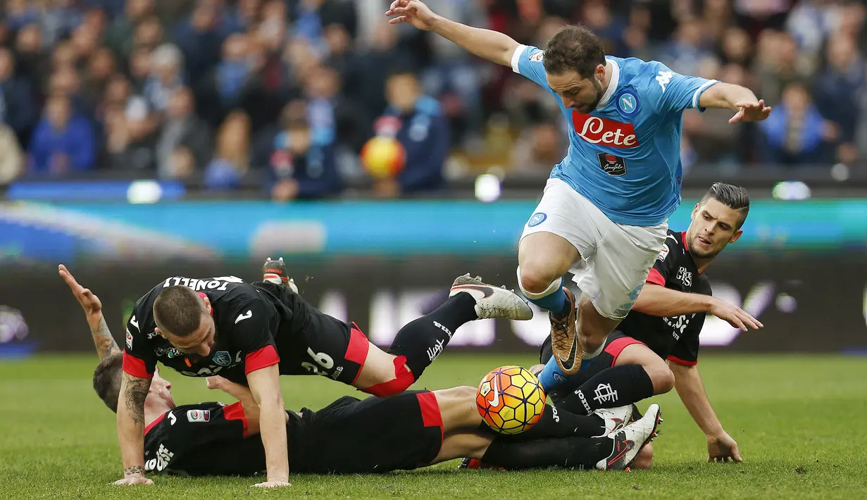 Pemain Napoli, Gonzalo Higuain, berusaha dihentikan pergerakannya oleh pemain Empoli pada lanjutan Serie A Italia di Stadion San Paolo, Minggu (31/1/2016) malam WIB. (Reuters/Ciro Da Luca)